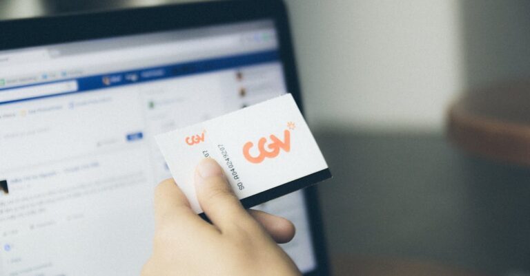 Biuro influencerów pracujących nad zdobyciem niebieskiej odznaki weryfikacji