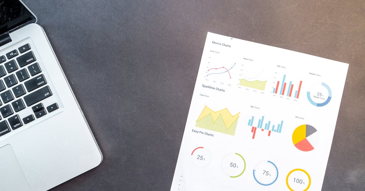 Papier i laptop - narzędzia pracy w erze AI i SEO w 2025 roku